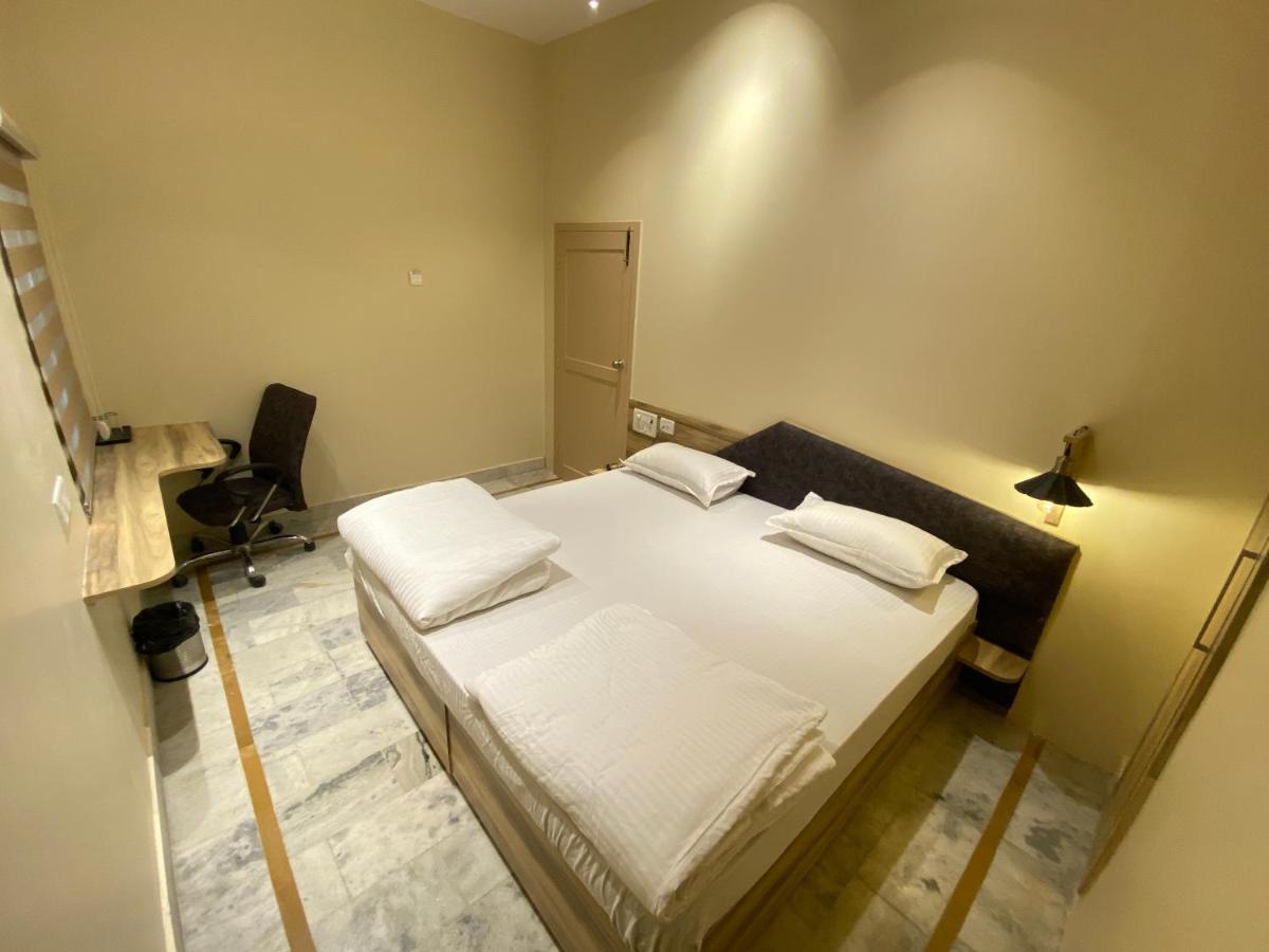 Backpackers Den Vandrarhem Lucknow Exteriör bild