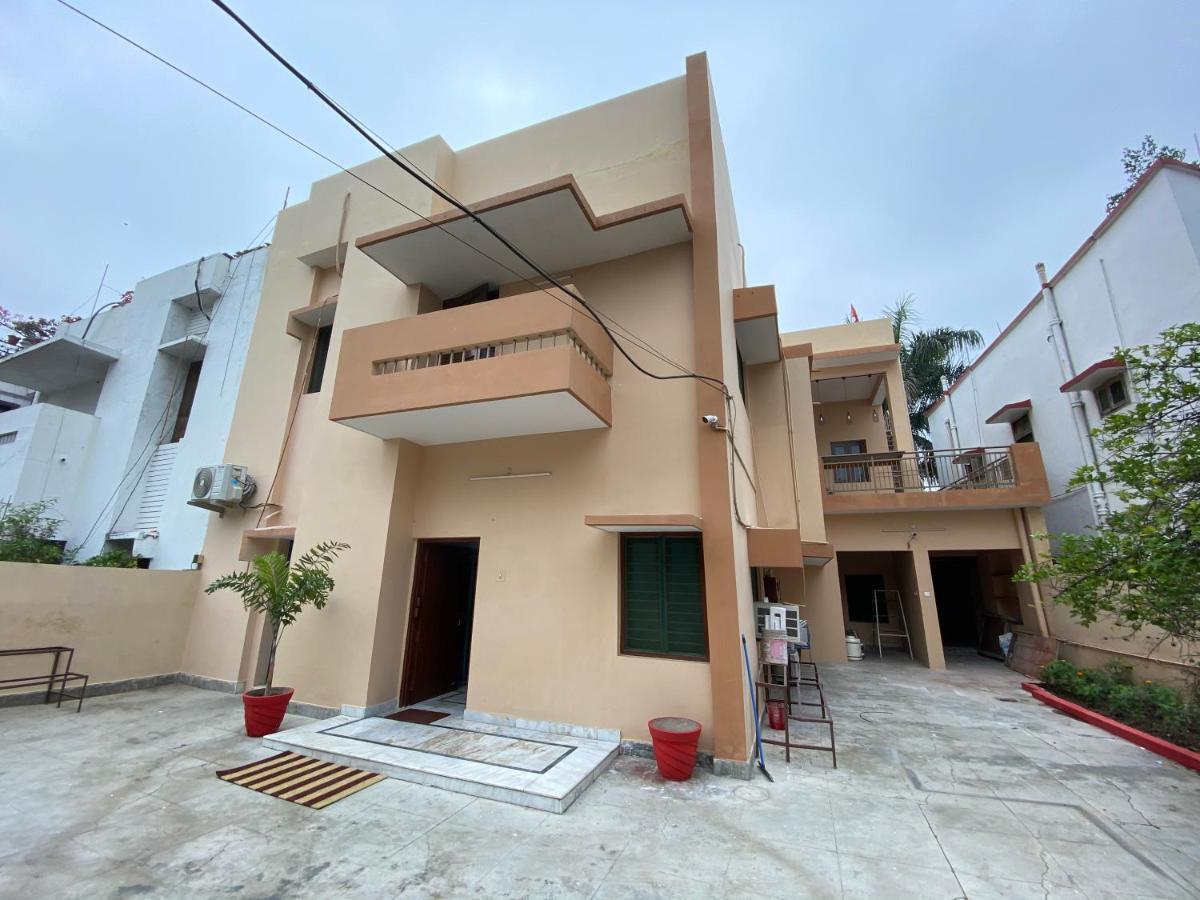 Backpackers Den Vandrarhem Lucknow Exteriör bild