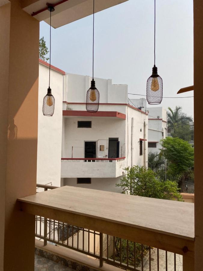 Backpackers Den Vandrarhem Lucknow Exteriör bild