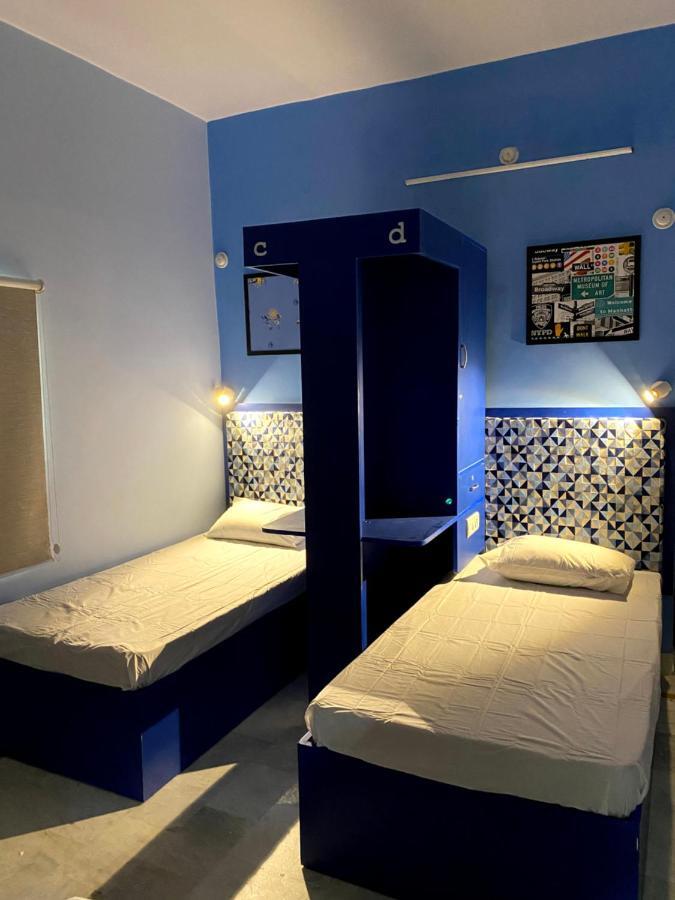 Backpackers Den Vandrarhem Lucknow Exteriör bild