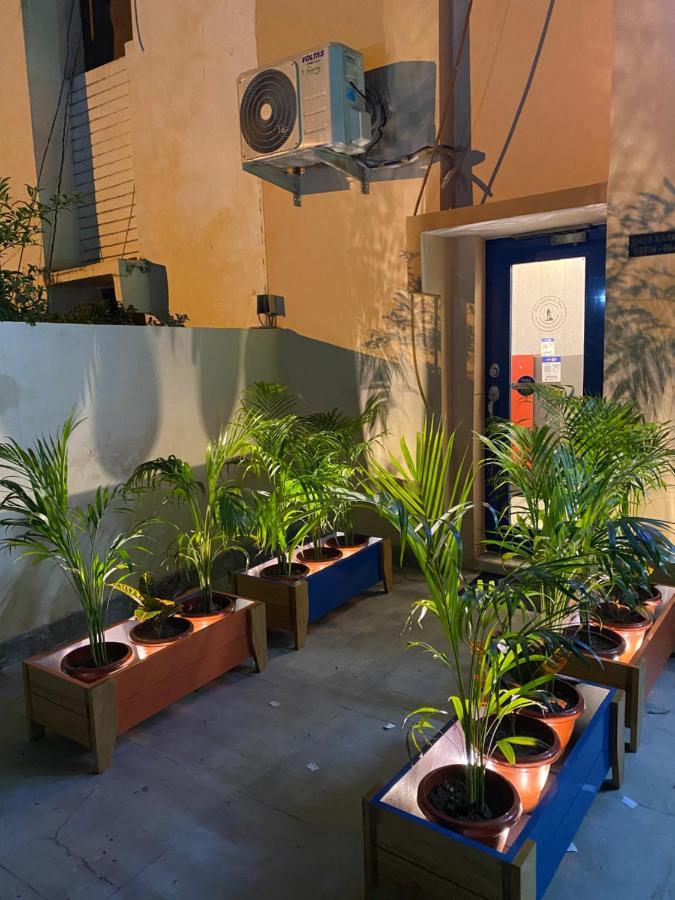Backpackers Den Vandrarhem Lucknow Exteriör bild